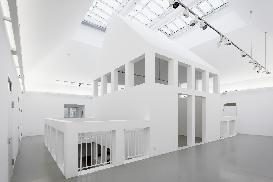 Raum mit integriertem gro&szlig;em Haus innen als Ausstellungsarchitektur